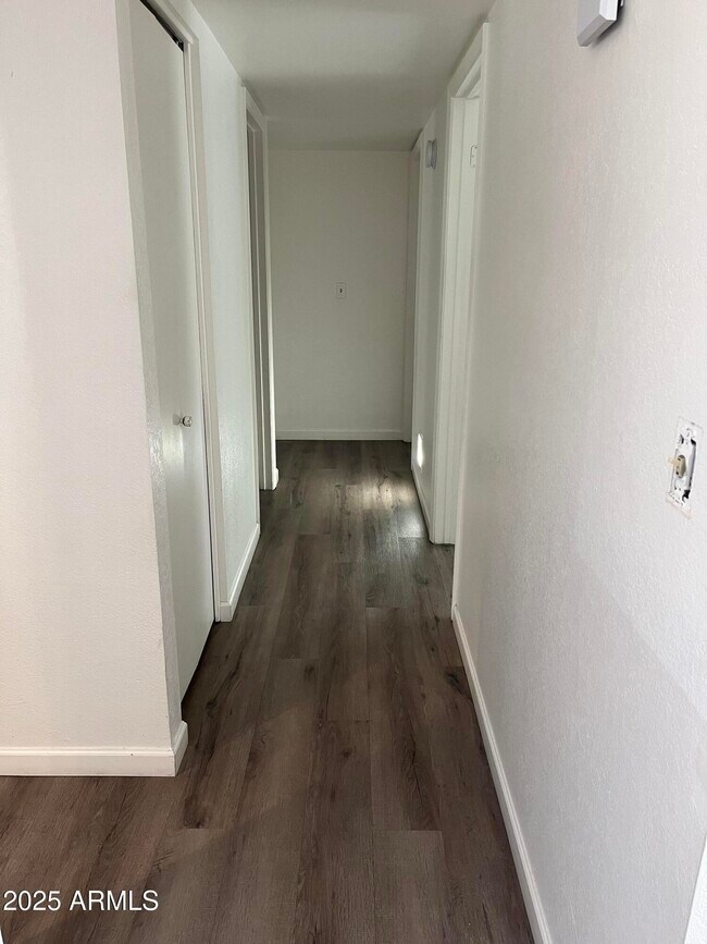 Foto del edificio - 3320 S Parkside Dr