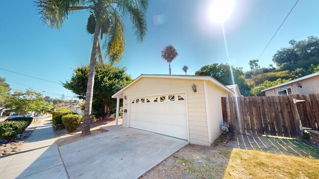 Building Photo - 4BD 3BA with a Private Patio!