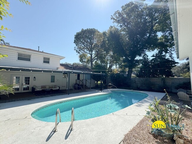 Building Photo - Stunning 4 Bedroom Home in Fort Walton Beach with Pool!