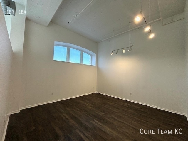 Foto del edificio - 320 W 7th St