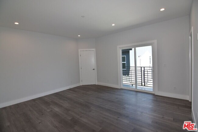 Foto del edificio - 7159 S La Cienega Blvd