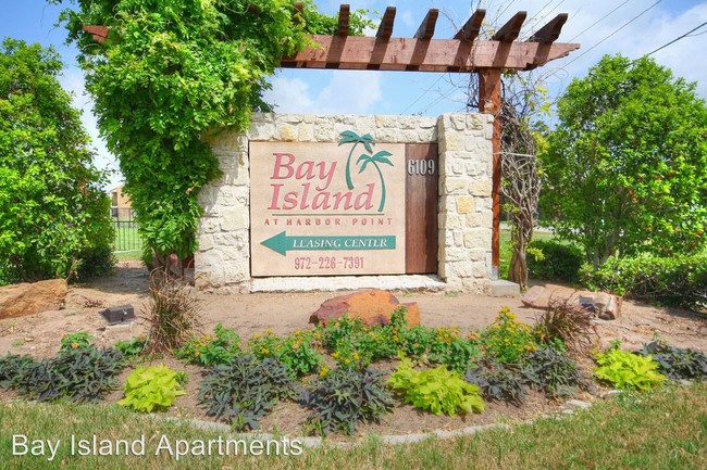 Building Photo - 6109 Bay Island Dr