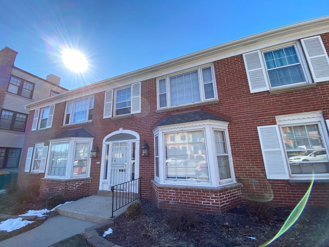 3715 N Oakland Ave Unit 1, Shorewood, WI 53211 Apartments in