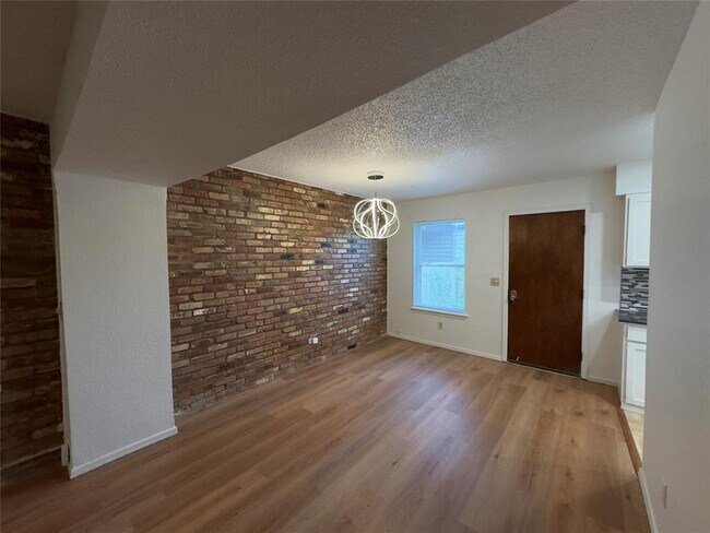 Foto del edificio - 3325 Brookhollow Ct