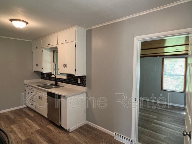 Building Photo - 4029 N Askew Ave