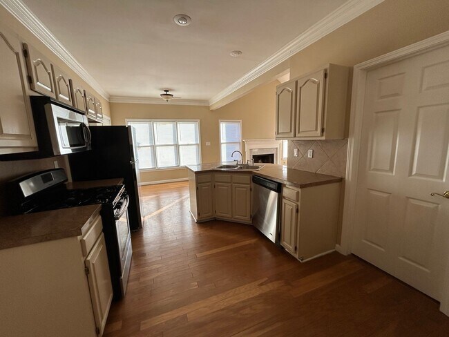 Foto del edificio - 100 Winslow Court: Immediately Available -...