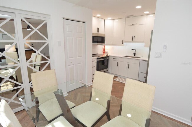Foto del edificio - 5048 Beach Dr SE