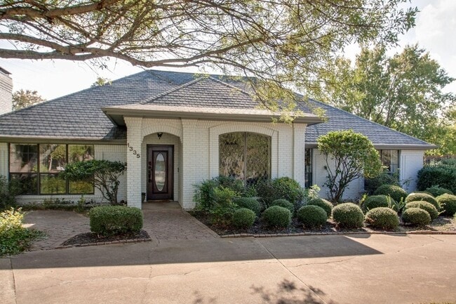 Building Photo - 1335 Glen Cove