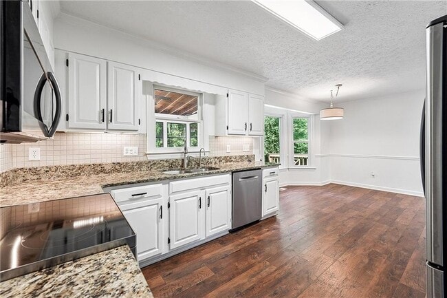 Building Photo - 5600 Surrey Ct