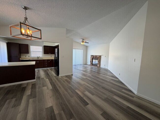 Foto del edificio - 6381 Enchanted Valley Dr