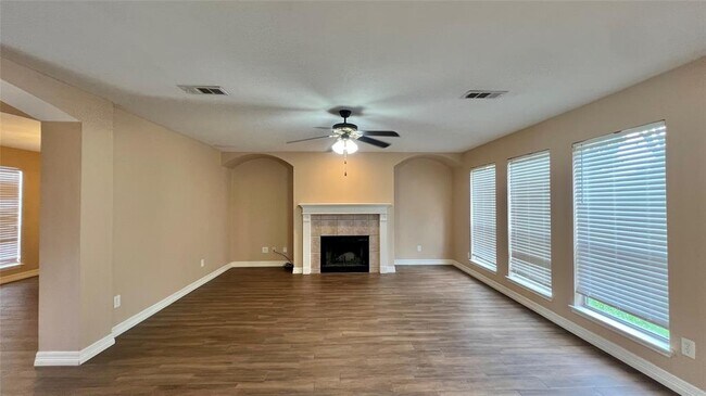 Building Photo - 1810 Manor Cir