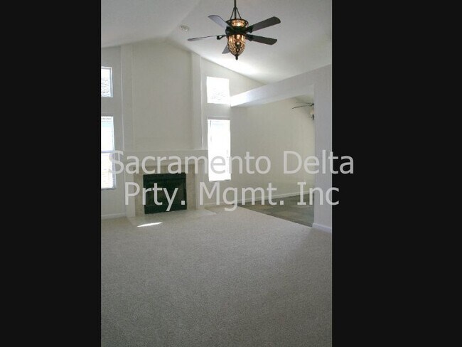 Building Photo - 2 Bd 2 Ba Home with a Den!