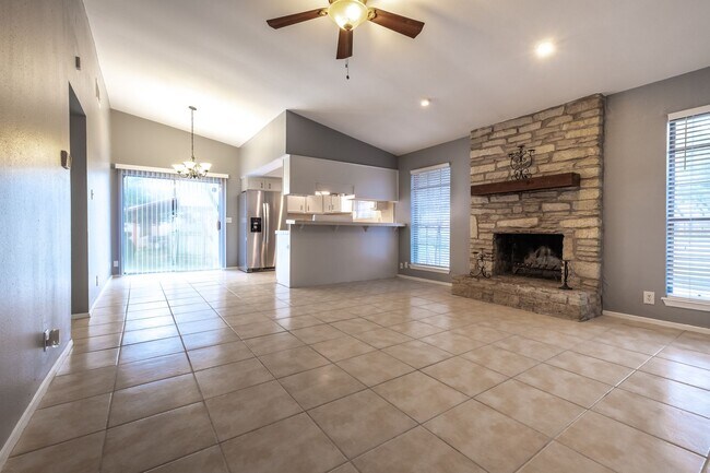 Foto del edificio - Charming 3-Bedroom Home with Private Yard ...