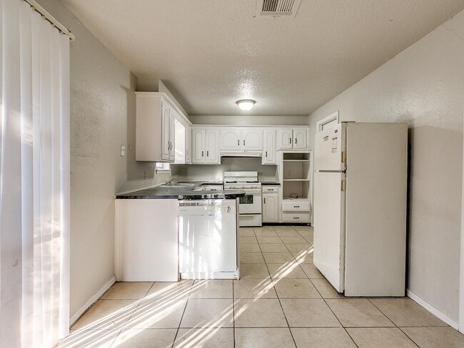Building Photo - 3204 Parker Dr