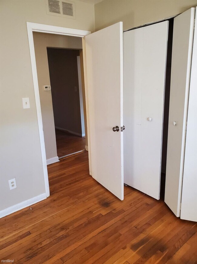 Building Photo - 3 br, 1 bath House - 2761 Woodruff Ln  1 B...