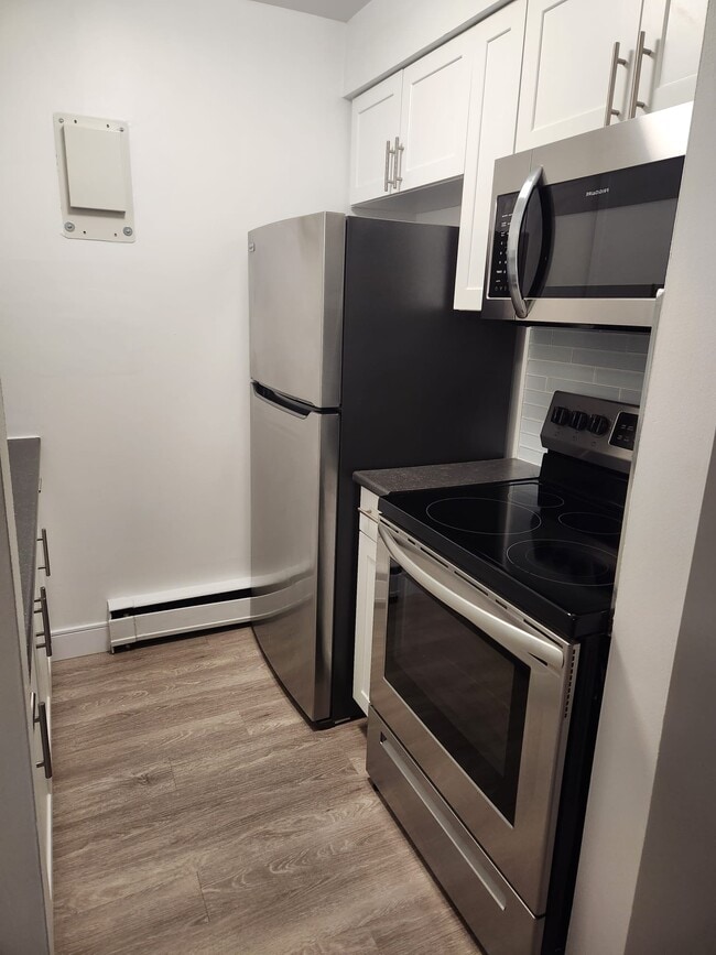 Building Photo - 21 Stirling Ave S