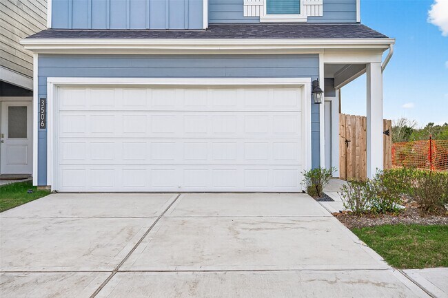 Building Photo - 3506 Blue Mockingbird St