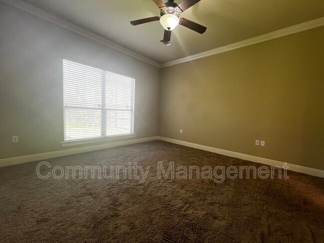 Building Photo - 610 Spring Cove Dr
