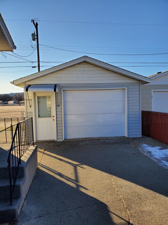 Building Photo - Great Dog Friendly 3 Bedroom House with a ...