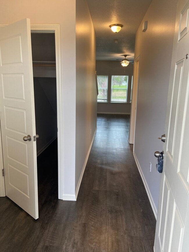 Building Photo - Easy Living Starts Here—Tour This 3-Bedroom, 2.5-Bath Oak Woods Home Beginning July 20!