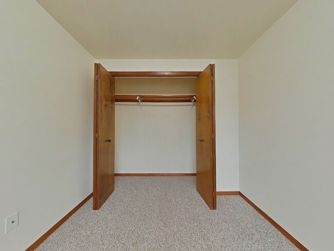 Building Photo - 2 Bedroom Apartment ~ Close to 9th Street