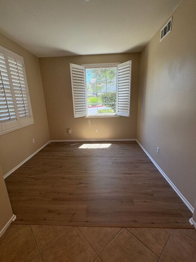 Foto del edificio - 3 bedroom, 2.5 bath Home located in the Gated College Lane Community in Redlands, CA