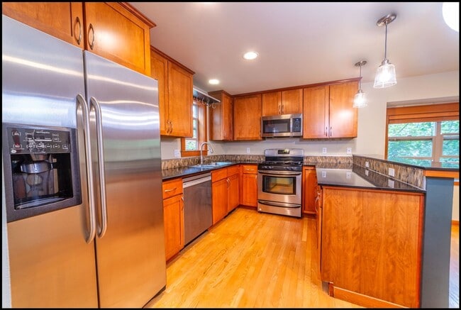 Beautiful 2BR/1.5BA Corner Townhome in the... - Beautiful 2BR/1.5BA Corner Townhome in the...