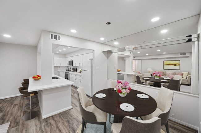 Building Photo - 357 N Post Oak Ln