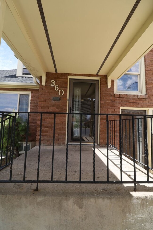 Building Photo - 360 N SF