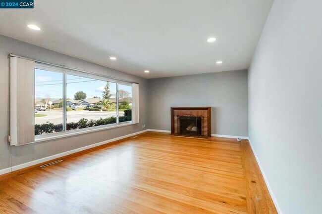Building Photo - 38641 Glenview Dr