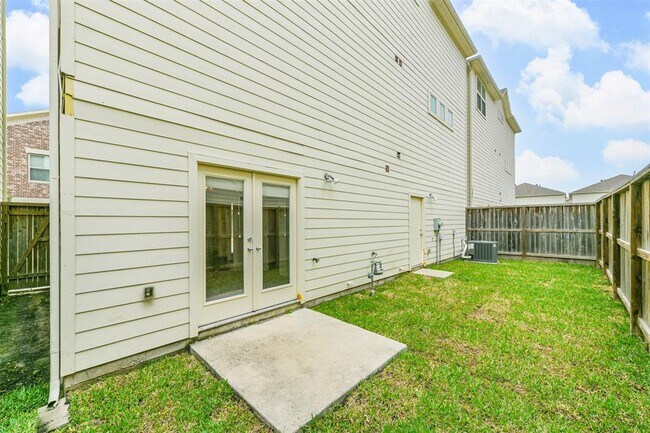 Building Photo - 11505 Main Cedar Dr