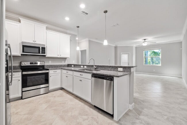 Foto del edificio - "Spacious 4-Bedroom Lutz Home gated commun...