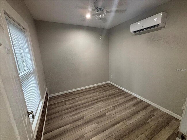 Foto del edificio - 107 W 6th St