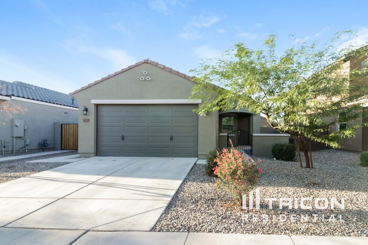 Primary Photo - 40381 W Hillman Dr