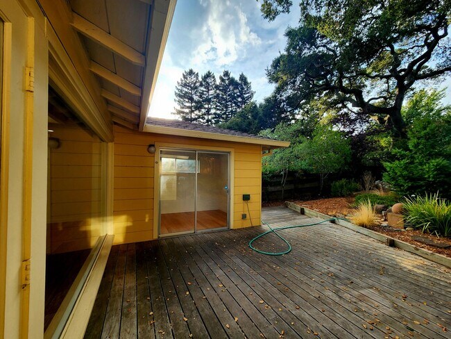 Building Photo - Beautiful home in Belmont