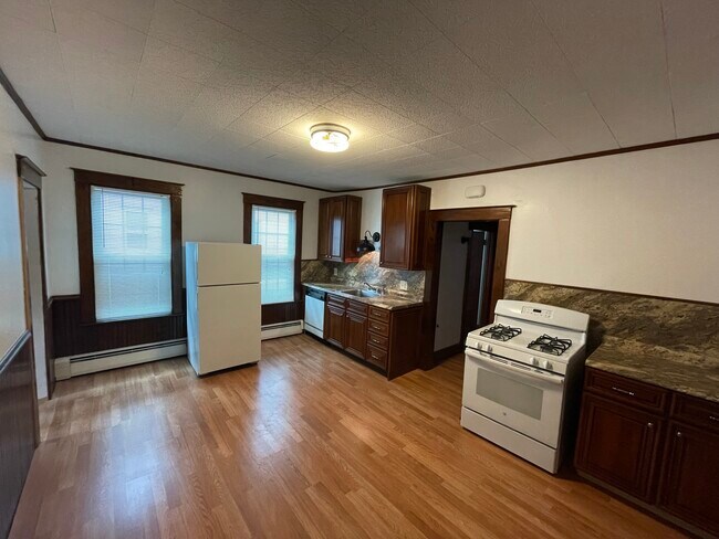 Kitchen - 108 Lyons St