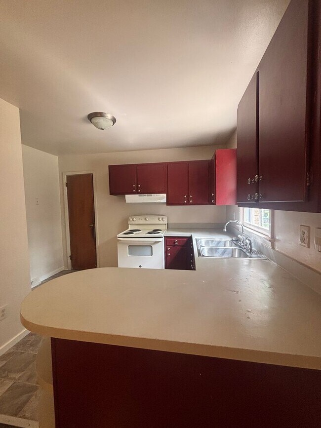 Building Photo - 3 bedroom 1.5 bathroom home!