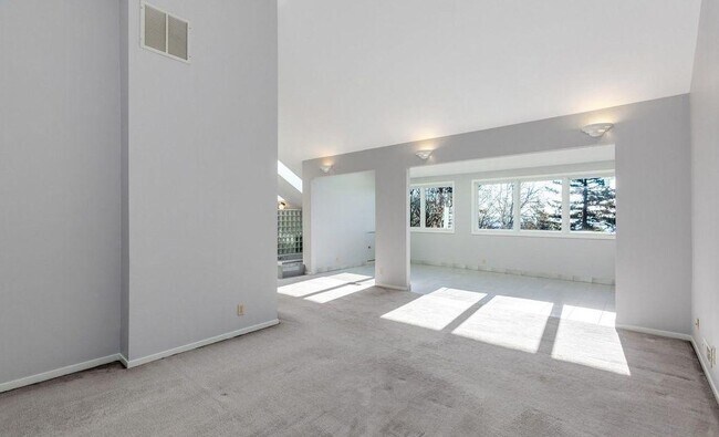 Building Photo - 23 Spinosa