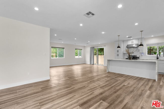Foto del edificio - 18343 Calvert St