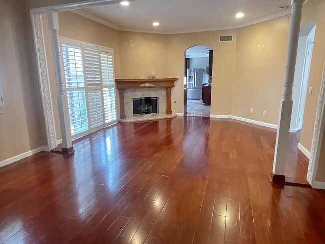 Building Photo - Gated Community Beautiful 4b 3b in Thousan...