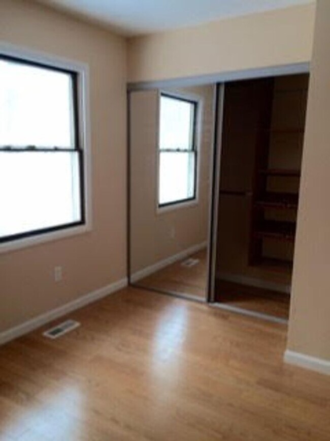 Building Photo - 1550- Chic 3BR Ranch in Parchment - Sleek,...
