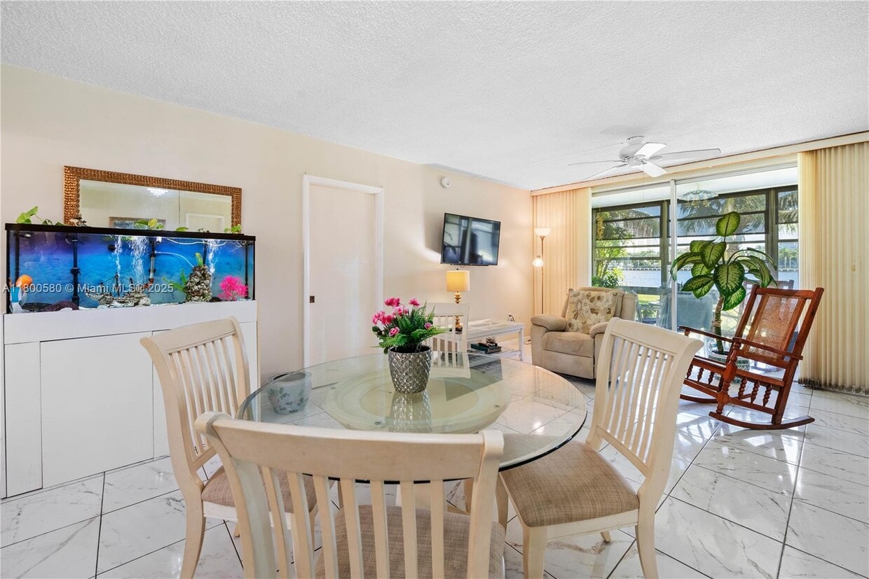Foto principal - 2999 Point East Dr