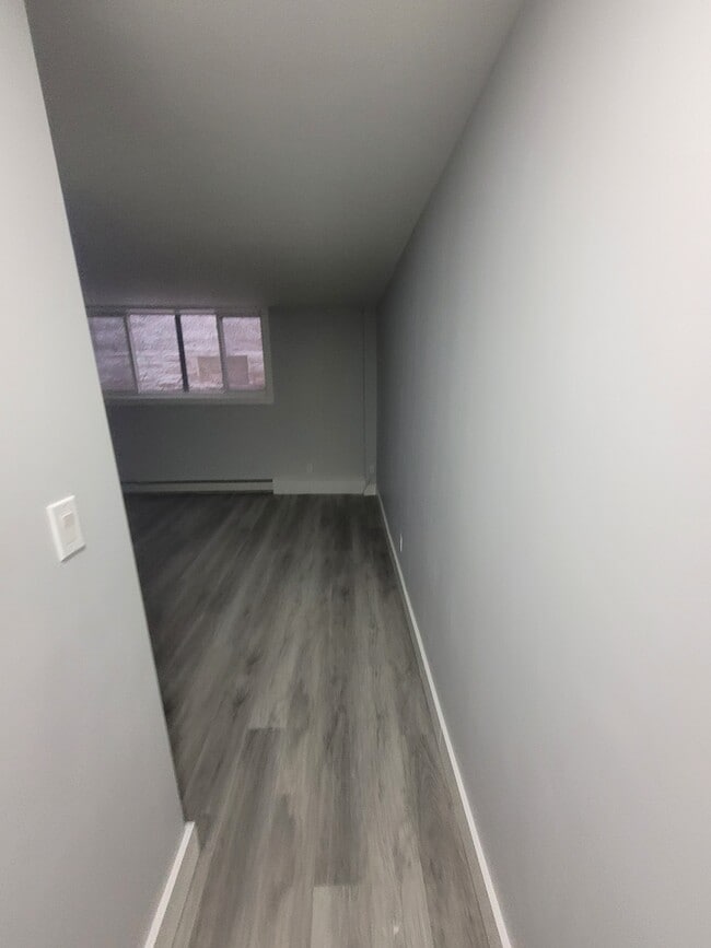 Building Photo - 570 Ellice Ave