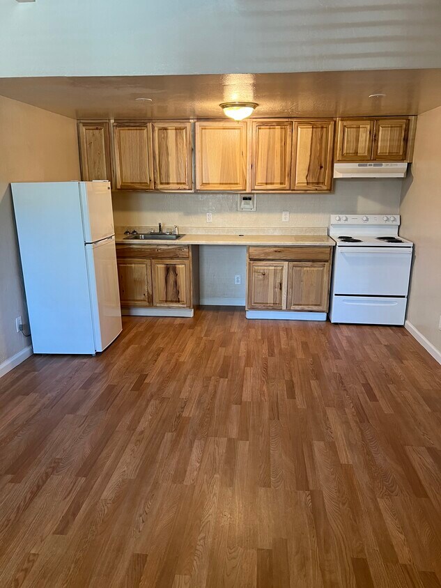 Primary Photo - 100 Ralston St