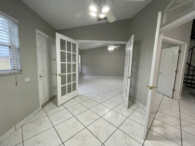 Building Photo - 733 Carpenters Way