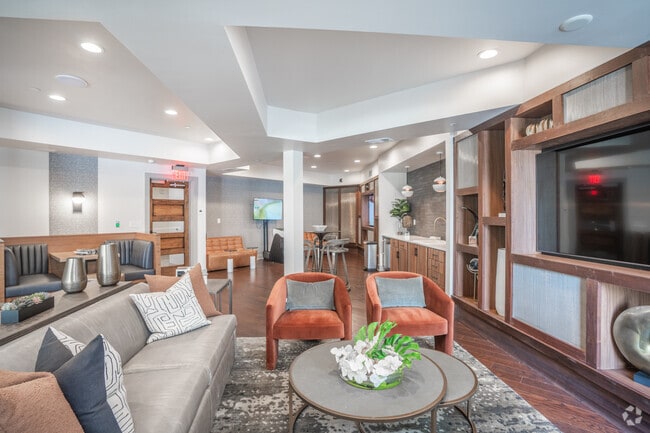 Clubroom - 92 West Luxury Paces