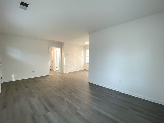 Building Photo - 2 Bedroom, 1 Bathroom in Colonial Acres re...