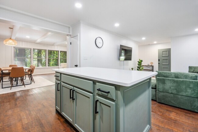 Foto del edificio - 5 bed / 3 Bath Furnished Rental House in Huntsville, AL 35801