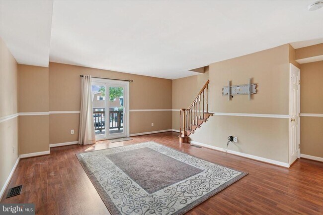 Foto del edificio - 525 Village Ln.