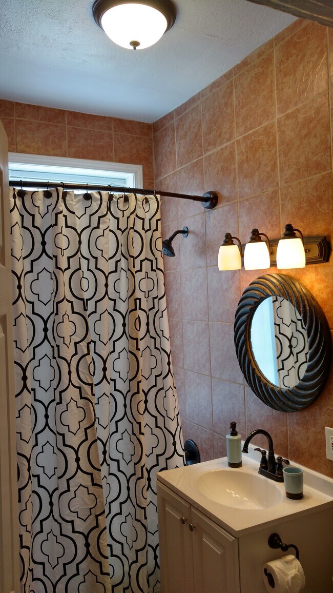 Baño completamente alicatado - 276 Oriental Pl